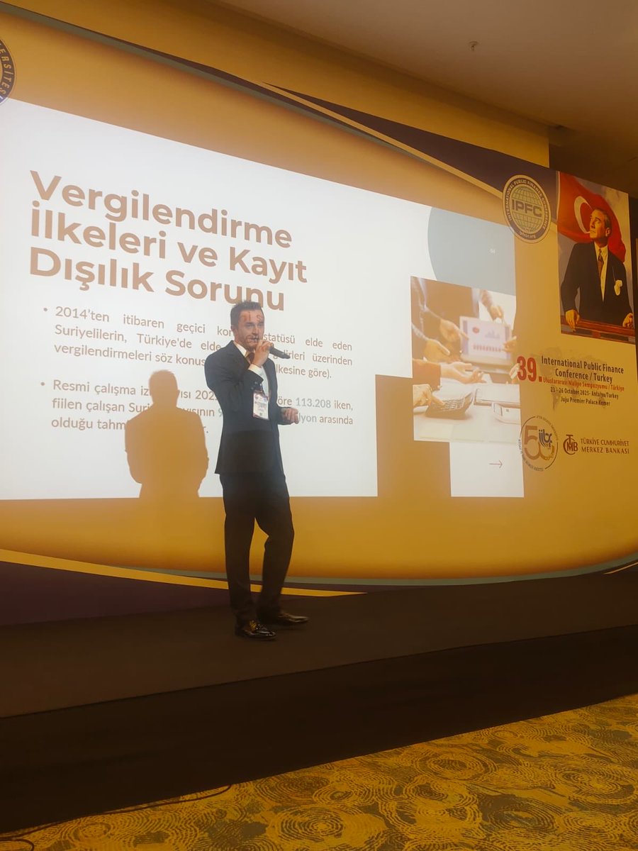 ridvan_onderr's tweet image. 39. Uluslararası Maliye Sempozyumuna katılarak @cegocen26 (Ceren Ece) hocamız ile hazırladığımız Geçici Koruma Statüsünde Vergi Adaleti Sorunsalı ve Kamu Maliyesine Etkileri başlıklı bildirimizi sunduk. #maliye #sempozyum #vergi #adalet