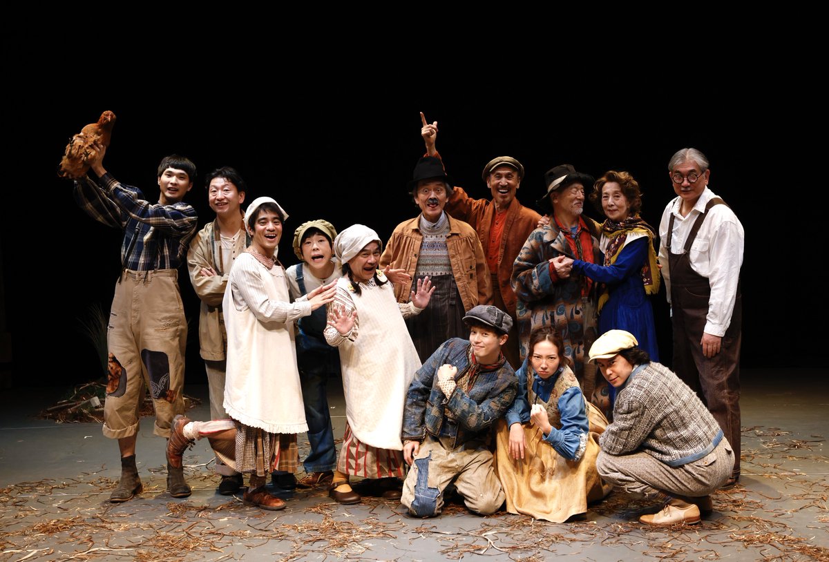 【#西に黄色のラプソディ】

本日は雨の中お運びくださりありがとうございました！

ノスタルジアに満ちた100年前のアイルランドの西の外れのあまりに人間臭い、愛しい村人たち。

あと2公演のみです、
ぜひお越しください🇮🇪🥂🐓

明日26日(日)13:00
27日(月)14:00

公式HP▼
k-jiyugekijo.com/rhapsody