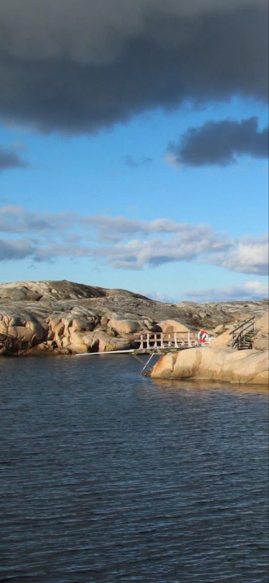 Tiden och landskapet är förunderligt! Här lärde jag mig simma för många år sedan, här badade min pappa som barn, Hasselösund på Smögenön, klipporna detsamma 😍