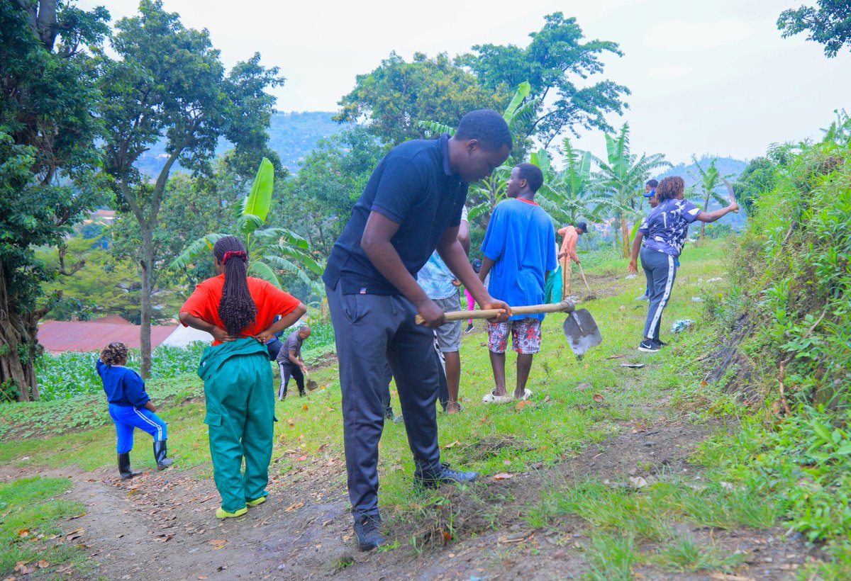 Karongi_College's tweet image. Kuri uyu wa 25 Ukwakira 2025, abakozi n&apos;abanyeshuri ba RP-Karongi College bifatanyije n&apos;abaturage b&apos;umudugudu wa Maryohe, umurenge wa Bwishyura mu muganda rusange. Umuganda waranzwe n&apos;ibikorwa bitandukanye harimo gusibura inzira z&apos;amazi, gusiba ibinogo mu muganda, guharura no…