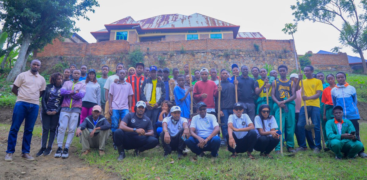 Karongi_College's tweet image. Kuri uyu wa 25 Ukwakira 2025, abakozi n&apos;abanyeshuri ba RP-Karongi College bifatanyije n&apos;abaturage b&apos;umudugudu wa Maryohe, umurenge wa Bwishyura mu muganda rusange. Umuganda waranzwe n&apos;ibikorwa bitandukanye harimo gusibura inzira z&apos;amazi, gusiba ibinogo mu muganda, guharura no…