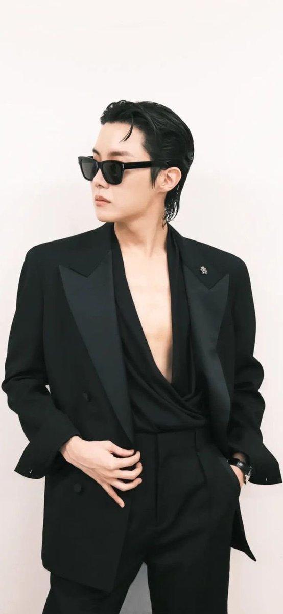 I vote for #JHOPE  at #2025MAMAVOTE