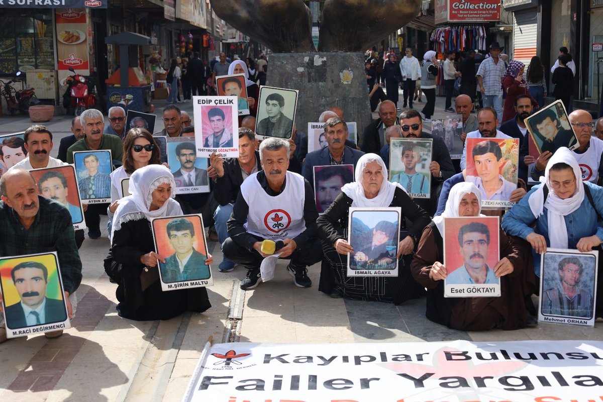 708. HAFTA: NAZIM GÜLMEZ’İN AKIBETİ SORULDU 

Şubemiz ve kayıp yakınları olarak, “Kayıplar bulunsun, failler yargılansın” eylemimizin 708. haftasında;  

15 Ekim 1994 tarihinde Dersim ili Hozat ilçesi Taşıtlı köyünde güvenlik güçleri tarafından gözaltına alındıktan sonra