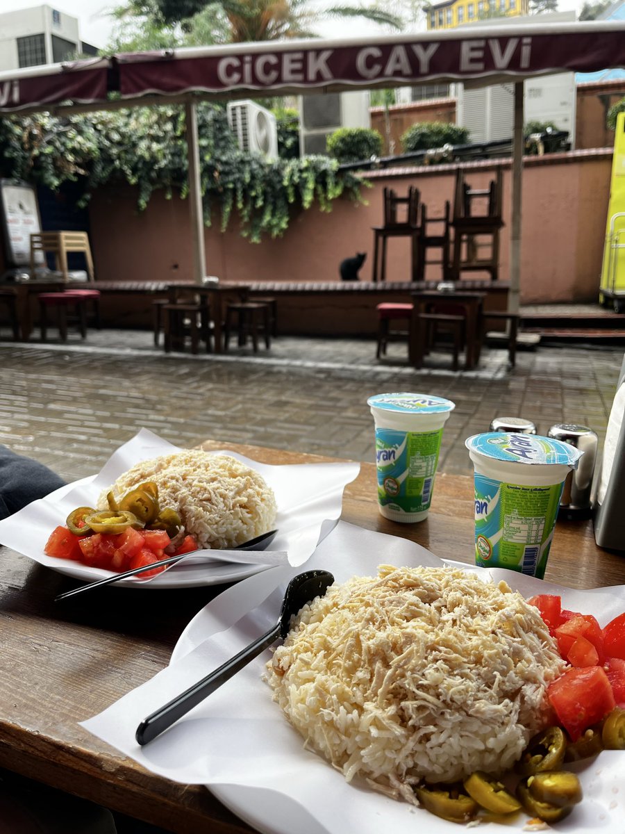 Yağmur eşliğinde tavuk pilav.. işte hayat