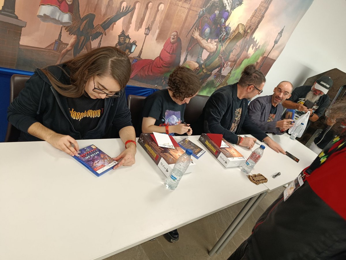 Comienza la sesión de firmas de <a href="/TheGameKitchen/">The Game Kitchen</a> en <a href="/PlayAgainFest/">PlayAgainFest</a>. Pásate por nuestro stand de Game Press y llévate "The Art of Blasphemous II" firmado.