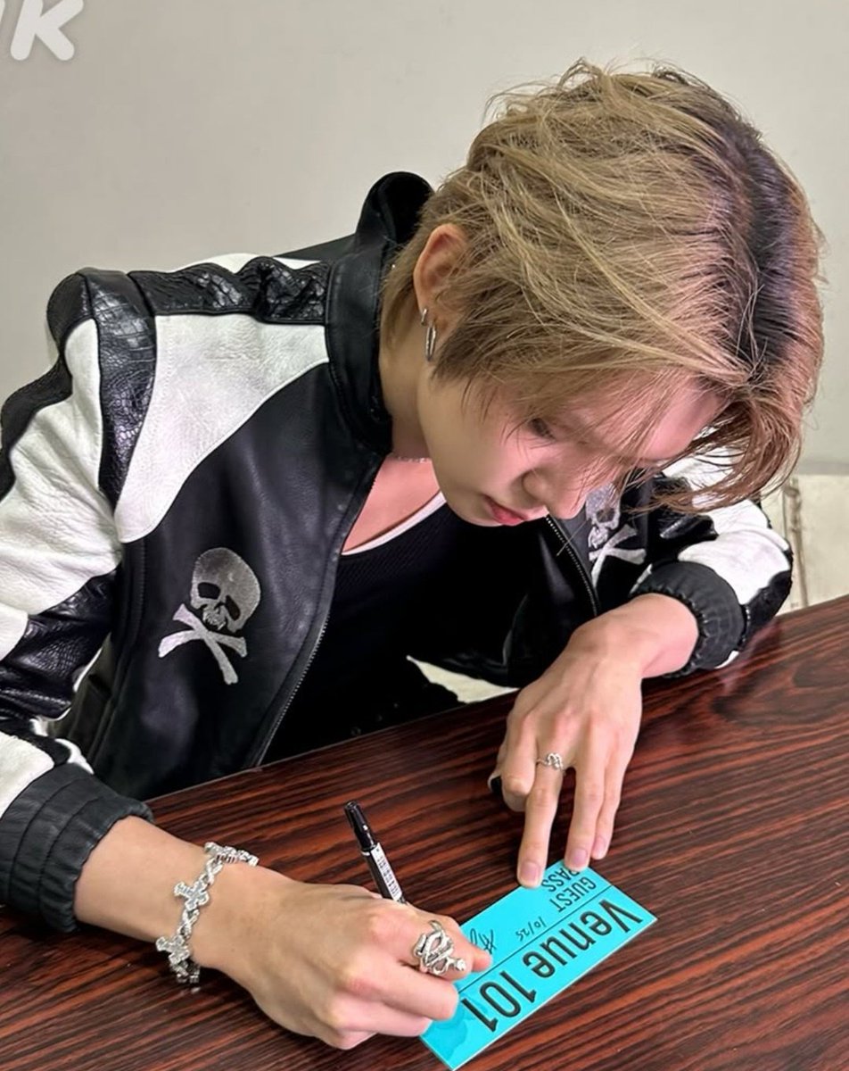 1209sbyj's tweet image. yjn please don't cut hair