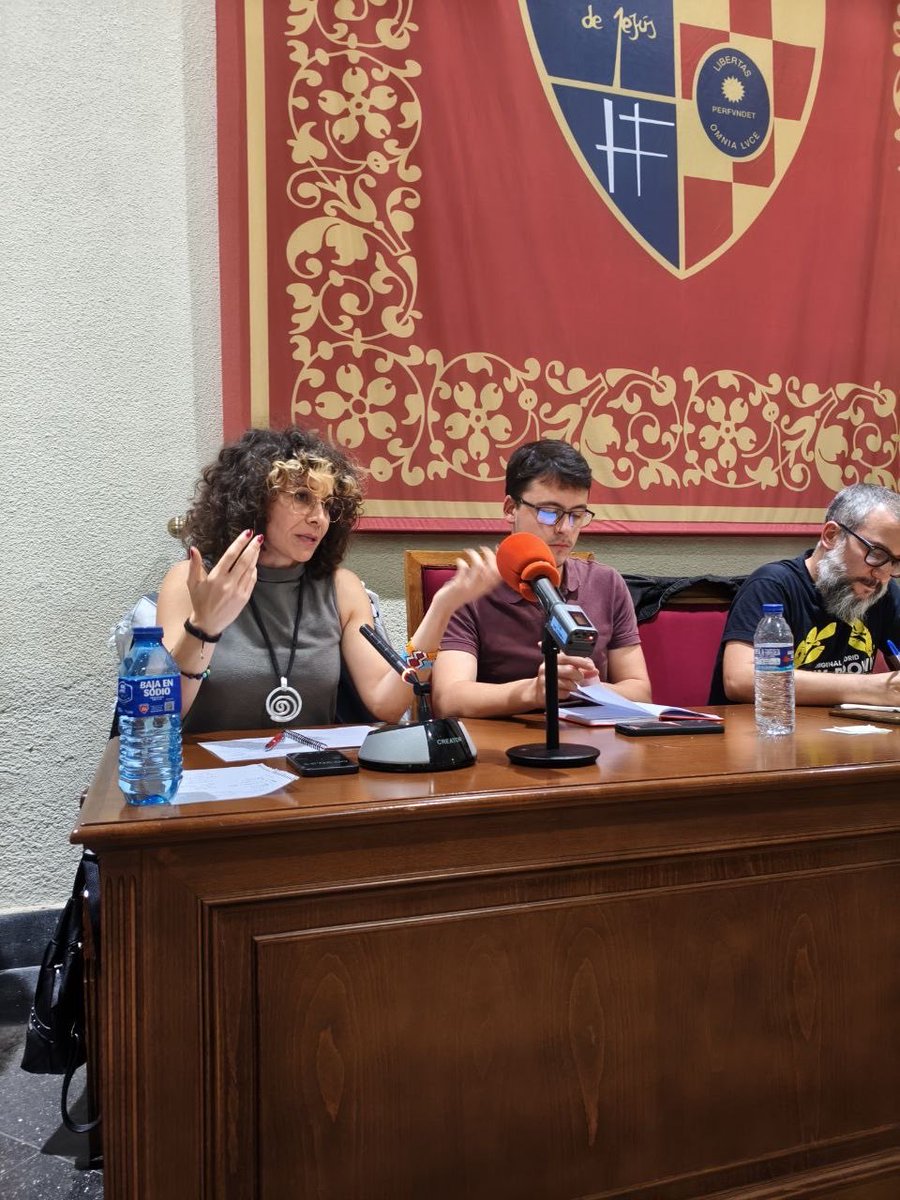 <a href="/jsarrionan/">José Sarrión Andaluz</a> <a href="/elpce/">Partido Comunista de España</a> <a href="/FIMarx/">FIM</a> <a href="/sumar/">Sumar</a> <a href="/BraisRomanino/">Brais Fernández</a> <a href="/anticapi_/">Anticapitalistas</a> <a href="/VaneLillo/">Vanessa Lillo🔻</a> de <a href="/elpcm/">Partido Comunista de Madrid</a>: “hay que cuestionarse para estamos en las instituciones, usarlo como caja de resonancia de nuestros postulados ideológicos. No podemos celebrar las concesiones como victorias políticas"
✍️