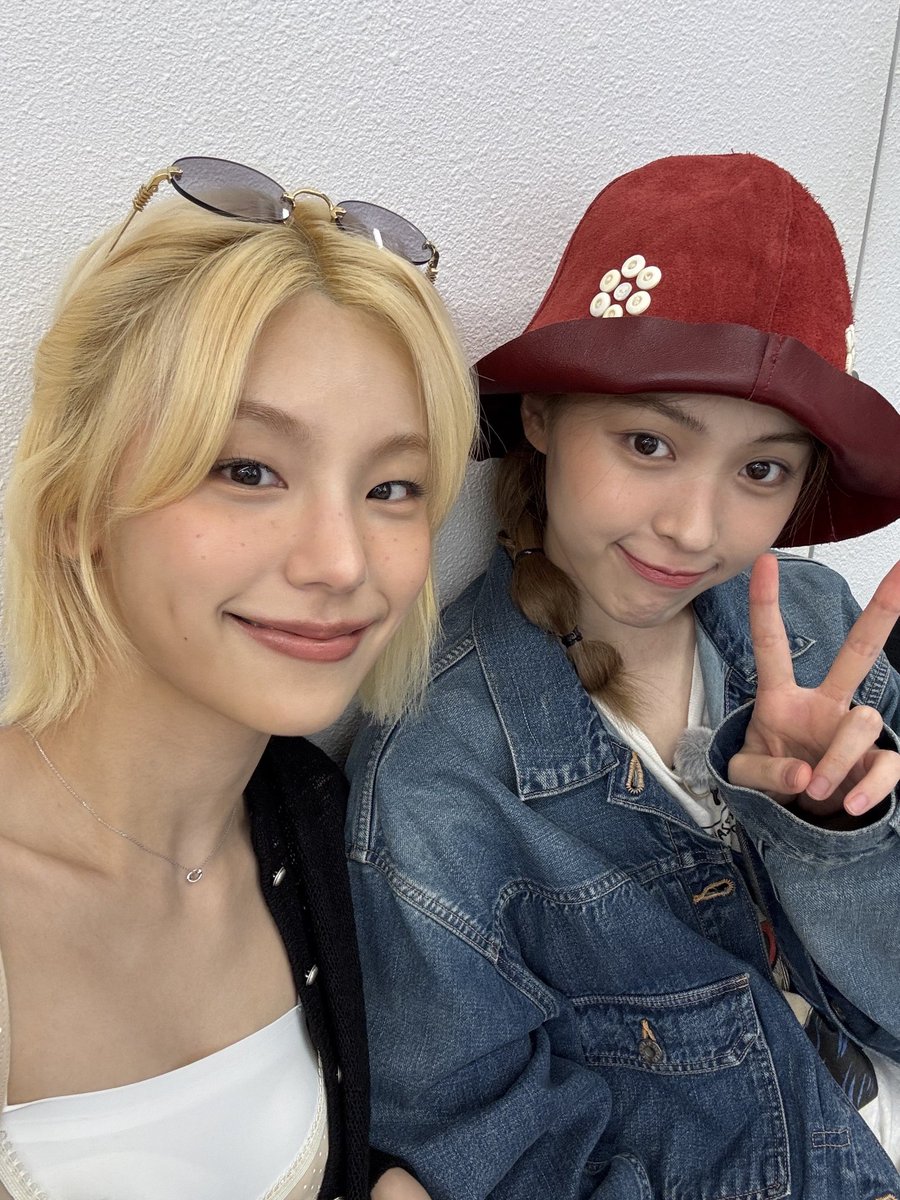 TCYCRV's tweet image. 👤:Why did Yeji post the same photo?
🐱:So you can look at two different Ryujin~