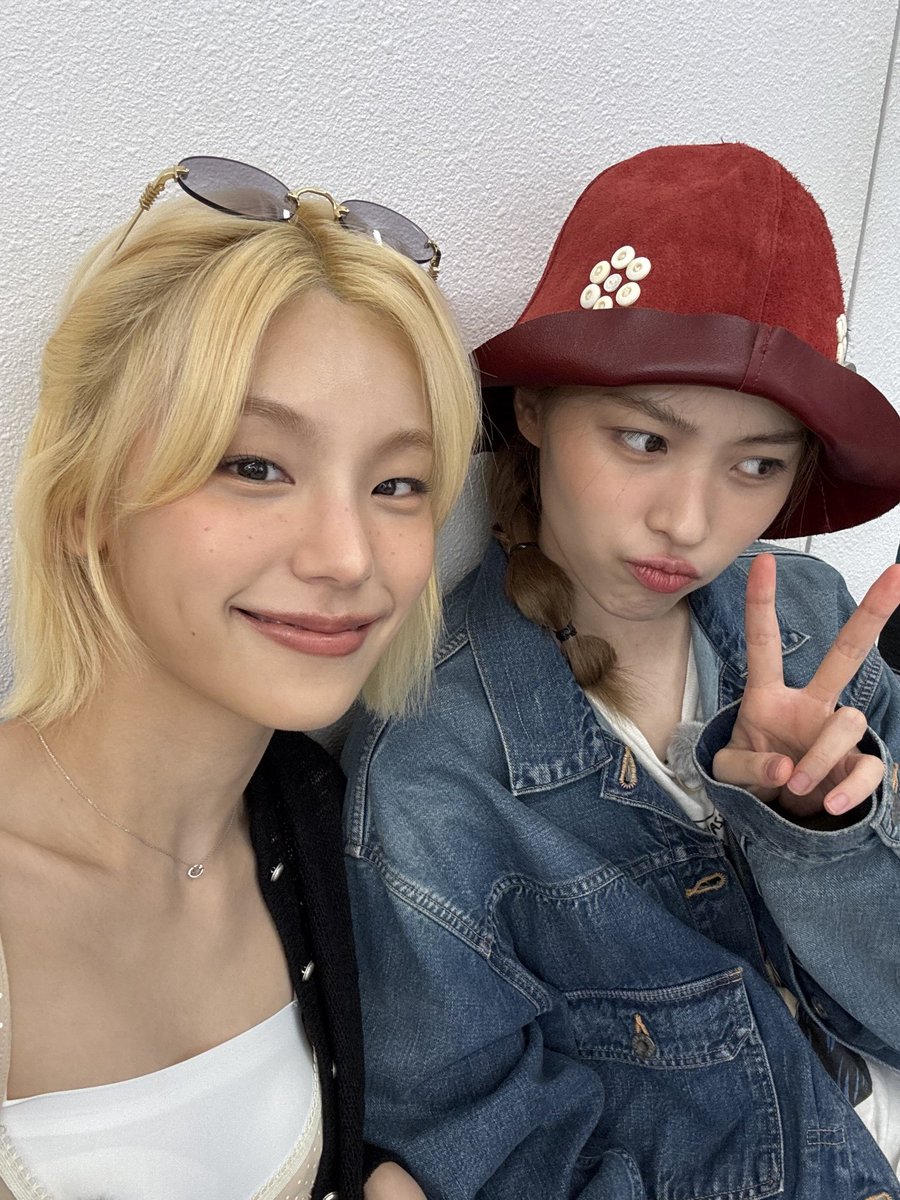 TCYCRV's tweet image. 👤:Why did Yeji post the same photo?
🐱:So you can look at two different Ryujin~