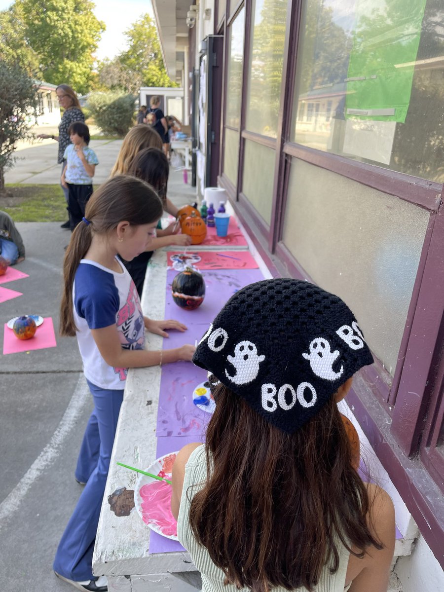 CucaitaMila's tweet photo. Third grade decorating pumpkins!! 🎃🎃 https://t.co/JvQ2mg5GQv
