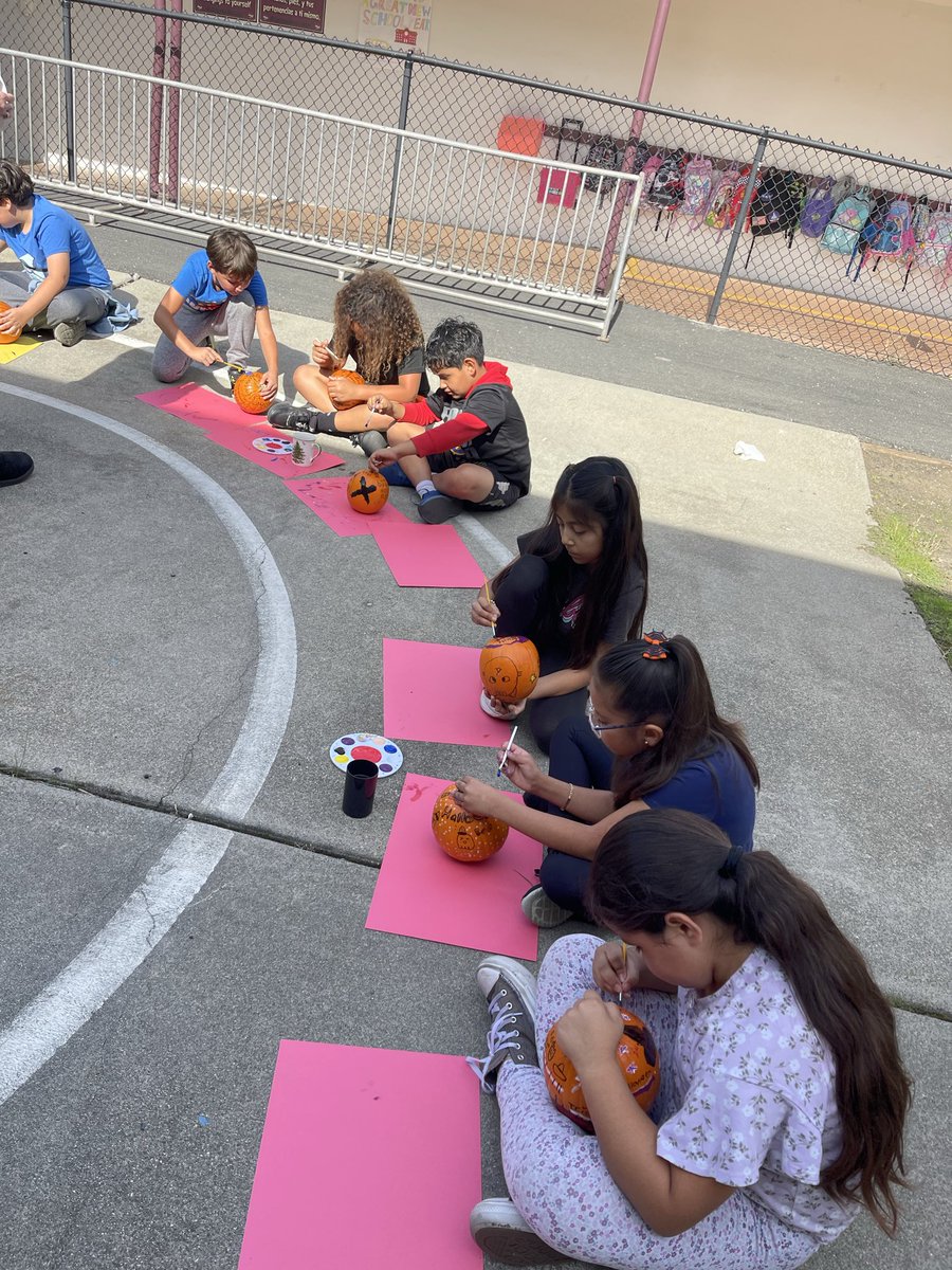 CucaitaMila's tweet photo. Third grade decorating pumpkins!! 🎃🎃 https://t.co/JvQ2mg5GQv