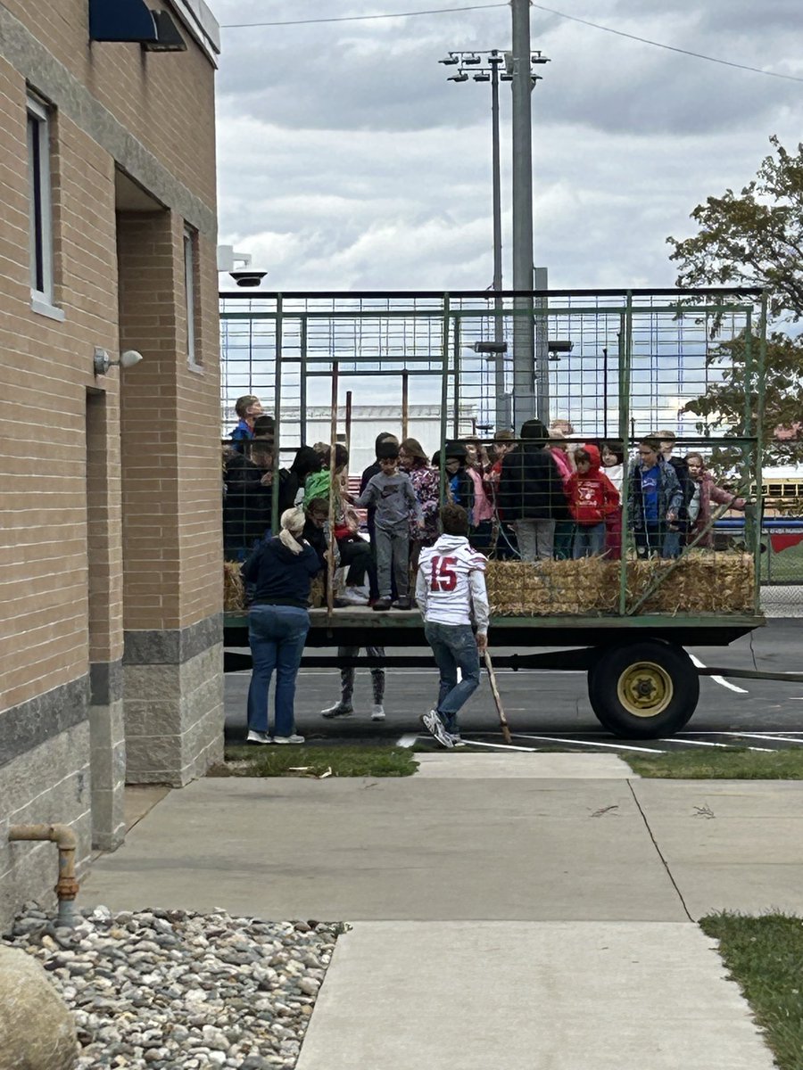 phls_supt's tweet image. Thanks to Mr. Oberlin and his students our elementary students get to enjoy a fall fest on our campus each year. Many great activities this year! #PHStrong