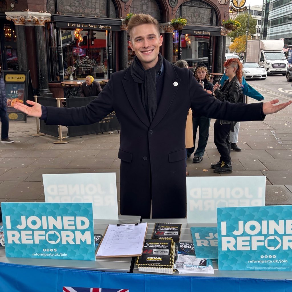 Out on the campaign trail today for Action Day!

<a href="/reformparty_uk/">Reform UK</a> Kensington &amp; Chelsea joined forces with Hammersmith &amp; Fulham to paint the town turquoise.

Fantastic energy on the streets, with plenty of smiles, waves, and people stopping to say hello!