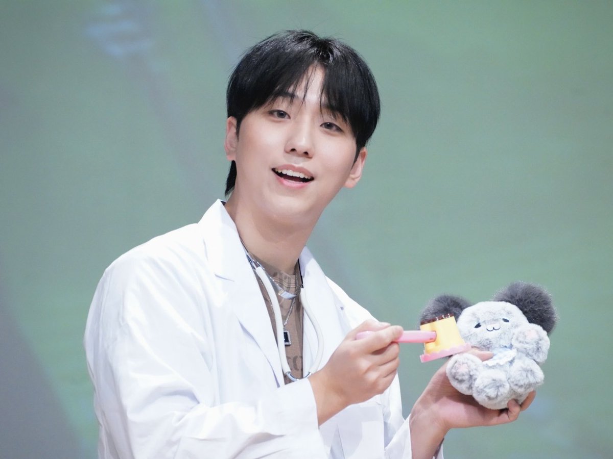 9ook1eRun's tweet photo. 251025 Music Plant

One pudding a day keeps doctors away
💉🍮

#XdinaryHeroes #엑스디너리히어로즈
#엑디즈  #Gunil #건일 #구건일 https://t.co/EAbMzwYwi8