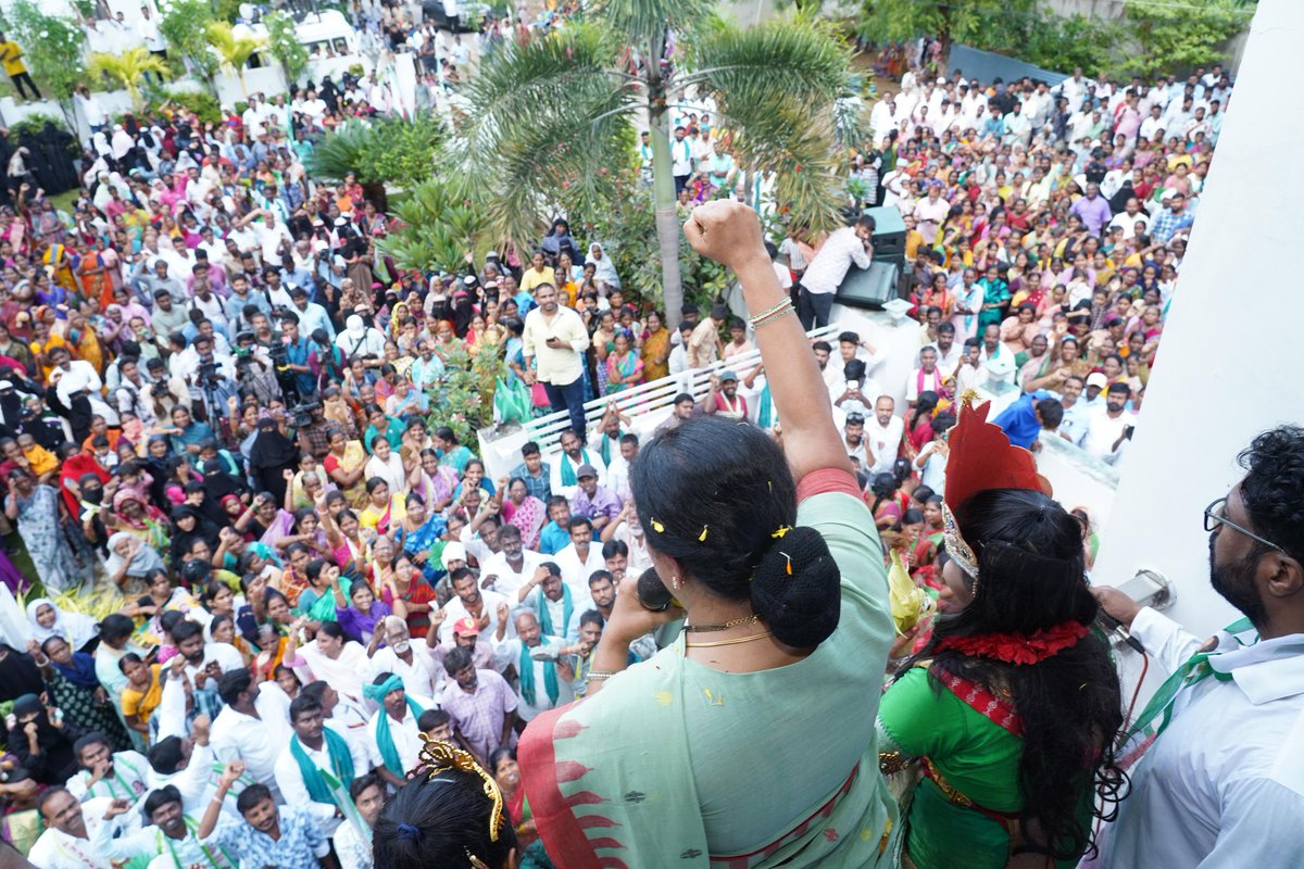 RaoKavitha's tweet photo. నిజామాబాద్ జిల్లా నా మెట్టినిల్లు... ఎంపీగా ఎమ్మెల్సీగా నాకు పట్టం కట్టి నా రాజకీయ జీవితానికి శ్రీకారం చుట్టిన జిల్లా. ప్రజల కష్టసుఖాలు తెలుసుకోవడానికి ఇక్కడి నుంచే "జాగృతి జనం బాట" ను ప్రారంభించడం సముచితంగా భావించాను. అంతే ఉత్సాహంతో నన్ను స్వాగతించి అక్కున చేర్చుకున్న నిజామాబాద్ జిల్లా ఆడబిడ్డలకు, అన్నదమ్ములకు, ఘన స్వాగతం పలికిన యువతకు నిండు హృదయంతో కృతజ్ఞతలు తెలుపుతున్నాను.