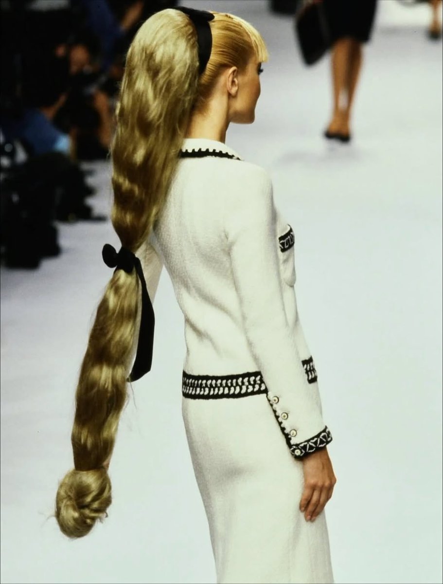 140ghostdance's tweet photo. The Hair of Chanel FW95 https://t.co/JsYHjC9ujQ