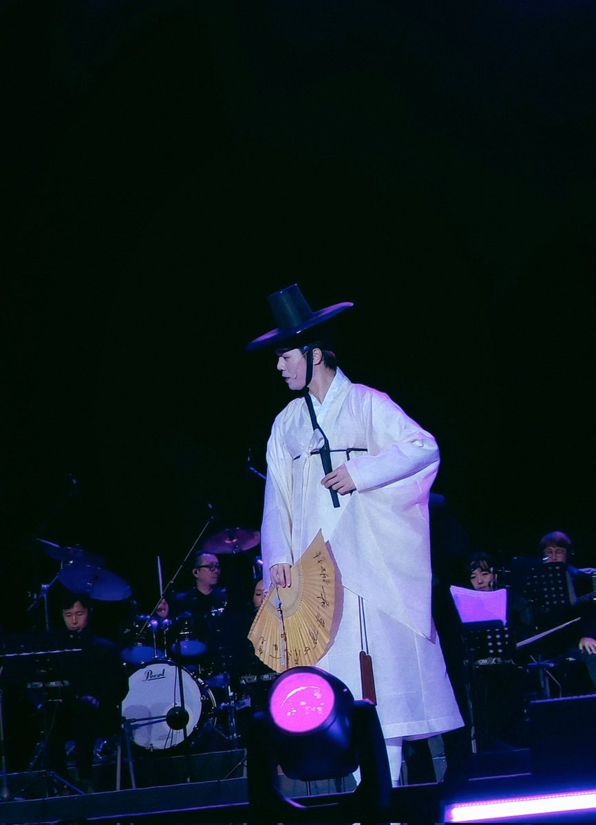 미친거아녀?
이거 입고 화조도부름
조선시대선비가 불러주는줄
갑자기 창극한편서사가