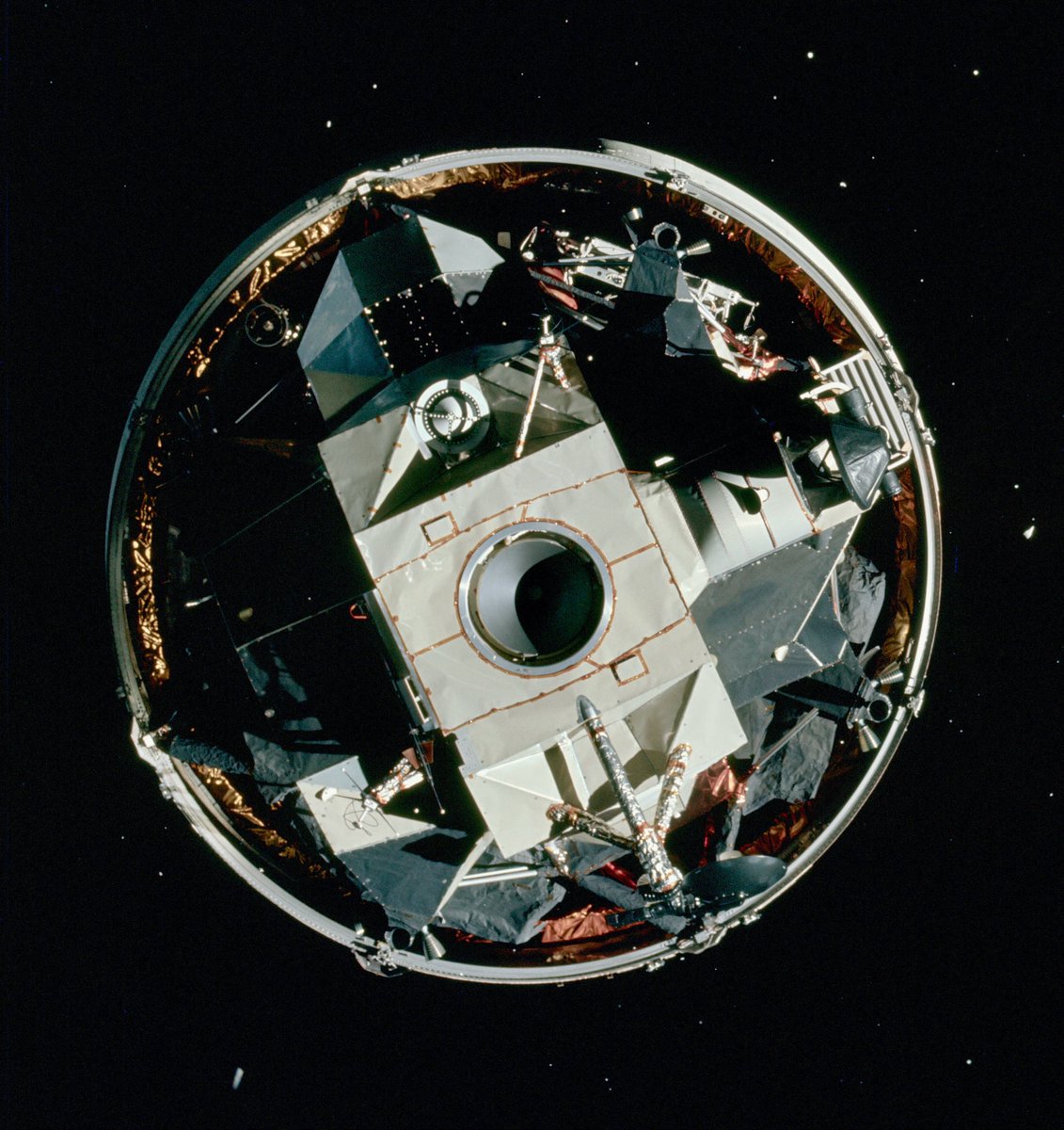 Moonpans's tweet image. Apollo 15 Transposition and Docking
Soon after the Translunar injection burn. The Apollo 15 crew dock with the Lunar Module then pull it free from the S-IVB stage
#apollo15 #moonlanding  #apolloprogram #nasa #moon #lunarorbit #apollo50 #jwst #elonmusk #spaceexploration…