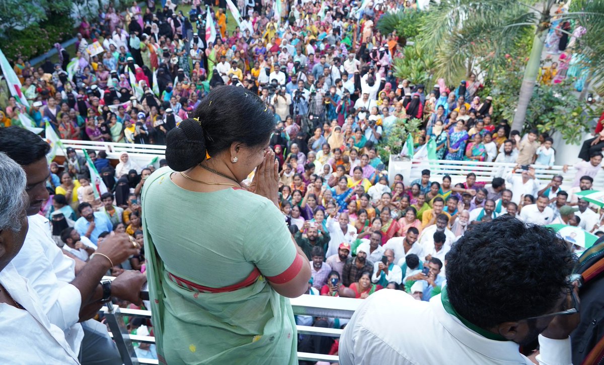 RaoKavitha's tweet photo. నిజామాబాద్ జిల్లా నా మెట్టినిల్లు... ఎంపీగా ఎమ్మెల్సీగా నాకు పట్టం కట్టి నా రాజకీయ జీవితానికి శ్రీకారం చుట్టిన జిల్లా. ప్రజల కష్టసుఖాలు తెలుసుకోవడానికి ఇక్కడి నుంచే "జాగృతి జనం బాట" ను ప్రారంభించడం సముచితంగా భావించాను. అంతే ఉత్సాహంతో నన్ను స్వాగతించి అక్కున చేర్చుకున్న నిజామాబాద్ జిల్లా ఆడబిడ్డలకు, అన్నదమ్ములకు, ఘన స్వాగతం పలికిన యువతకు నిండు హృదయంతో కృతజ్ఞతలు తెలుపుతున్నాను.