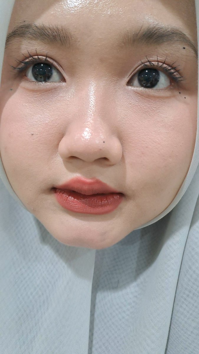 Btw kalian udah tau blm gusyyyyy kalau ternyata lip vinyl OMG sebagus ini?😭😭😭😭💗. Mana harganya under 50k😭🫶