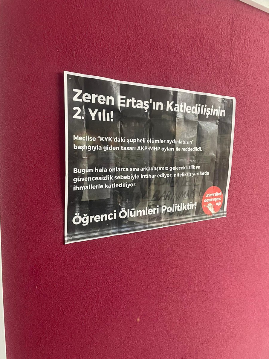 🔴Zonguldak Bülent Ecevit Üniversitesi (BEÜN) Mühendislik fakültesi, İLEF ve İnsan-Toplum Bilimleri fakültesi'nde 25 Ekim 2023 günü Aydın KYK yurdunda ihmaller yüzünden katledilen sıra arkadaşımız Zeren Ertaş'ı andık.

📣 Öğrenci Ölümleri Politiktir!