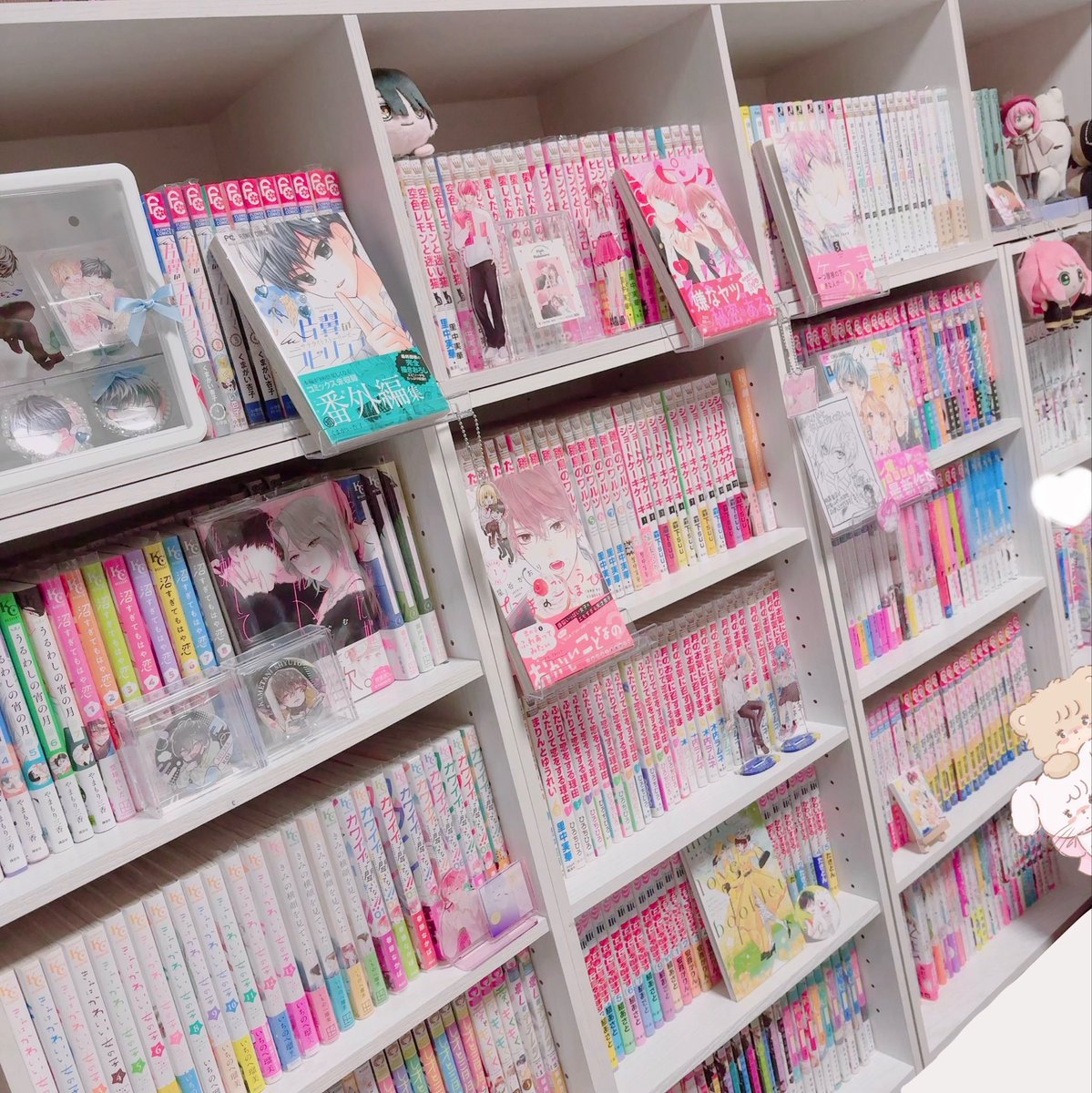 本棚追加⋆𝜗𝜚 ＆ゆび恋コーナーに、最近届いた複製原画も飾りました😚💚
漫画もグッズも眼福…🥹🥹🥹