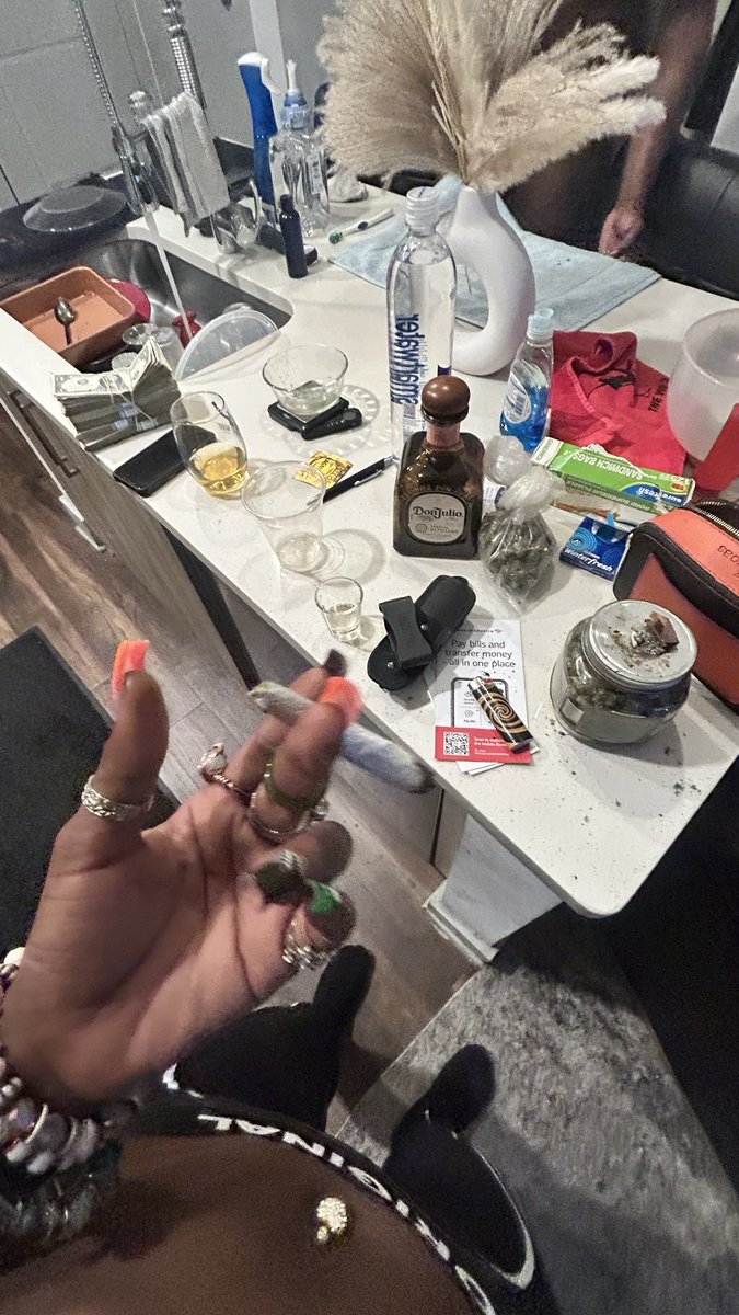 iiiheartbk's tweet photo. THEM  : where you been bk 👀?
ME : 🏠🛌🤑👩🏽‍❤️‍💋‍👨🏽🥂🍃📝💸💸💸😘 https://t.co/bc4SrOy72F