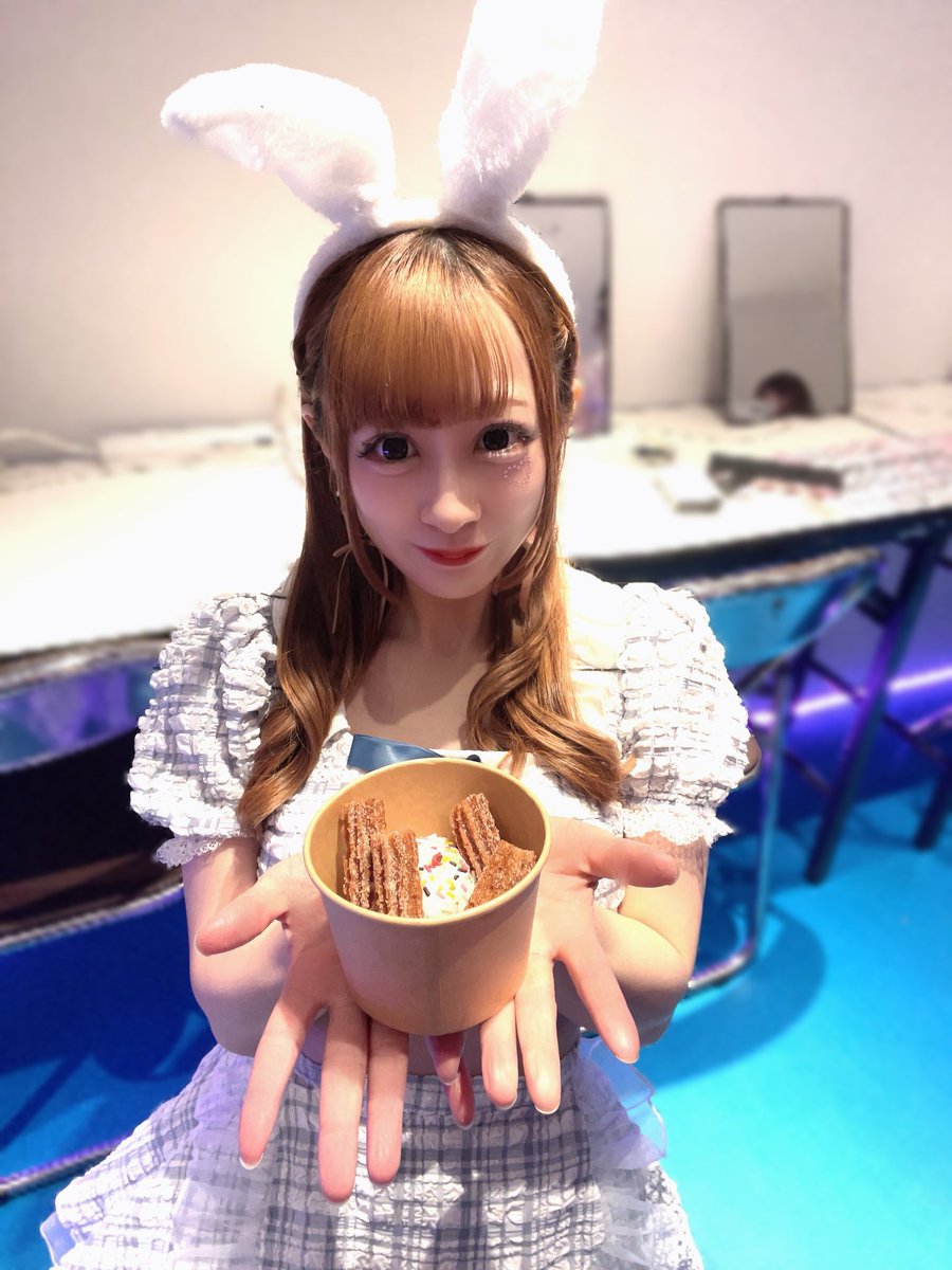 原宿GEシアター🩷ハロウィンコス1日目🩷たくさん会いに来てくれてありがとう〜🥹💕💕前も後ろもピンクふりふりで嬉しかった🥹💕

明日の方がコスプレセクシーなのですが、、、、混まないかなぁ？🥺💦

人生最後のラムちゃん姿なので！！！
見に来てほしい🥺💕💕
ダンスホール新世紀17:55〜待ってます😚