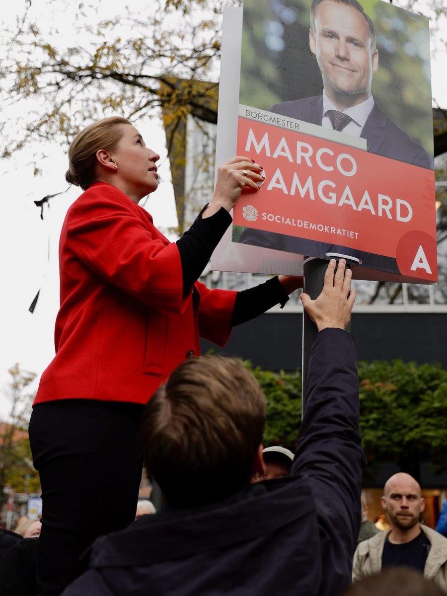 I går aftes: 
Some1 : - Skal vi ikke lade som om statsministeren sætter plakater op..det er en god foto mulighed? 

-Some2: - Jamen, hun skal jo ikke sætte plakater op? 

Some1: - Det er lige meget. Vi får hende op på en stige og så ser det sådan ud? 

Some2: - Men er den ikke
