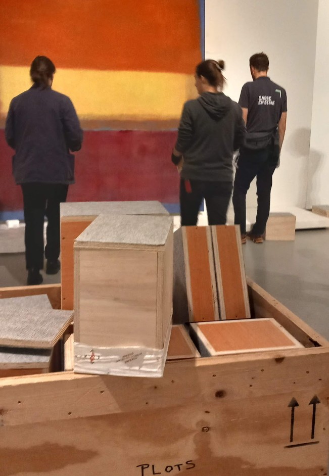 Las restauradoras estamos presentes en todos o casi todos estos procesos.
Necesitamos que las empresas de transporte y manipulación de arte sean excelentes.
Todos somos equipo. 
Las fotos de este hilo están hechas en 6 países y 3 continentes distintos.