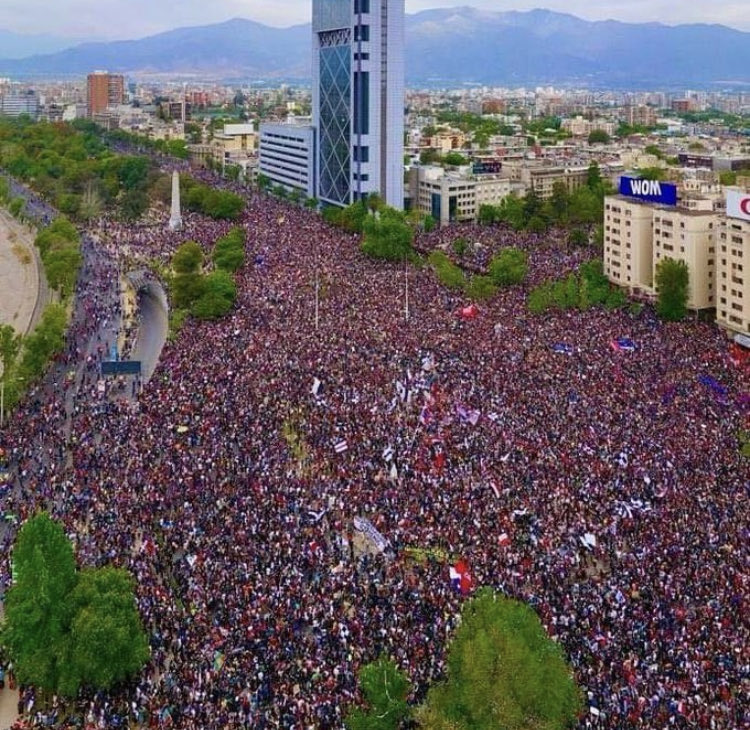 25 de oct. del 2019 existio la marcha( 2 millones en Stgo.) más grande de la historia!!!. Este registro nos lo recuerda,soy un orgulloso octubrista,las demandas siguen vigentes. 
En el gob.del pdte <a href="/GabrielBoric/">Gabriel Boric Font</a> hubo avances,pero faltan,x eso el 16 de nov. vota2, <a href="/jeannette_jara/">Jeannette Jara Román</a>.