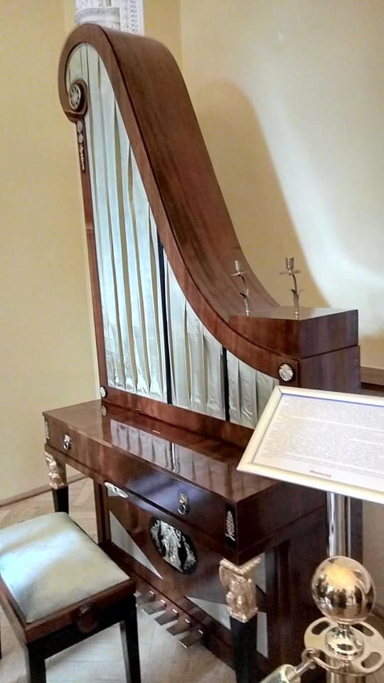 Marcepan Marcepanowski (@mmarcepanowski) on Twitter photo Opinogóra - POKÓJ MUZYCZNY - fortepiano ŻYRAFA Opinogóra - POKÓJ MUZYCZNY - fortepiano ŻYRAFA