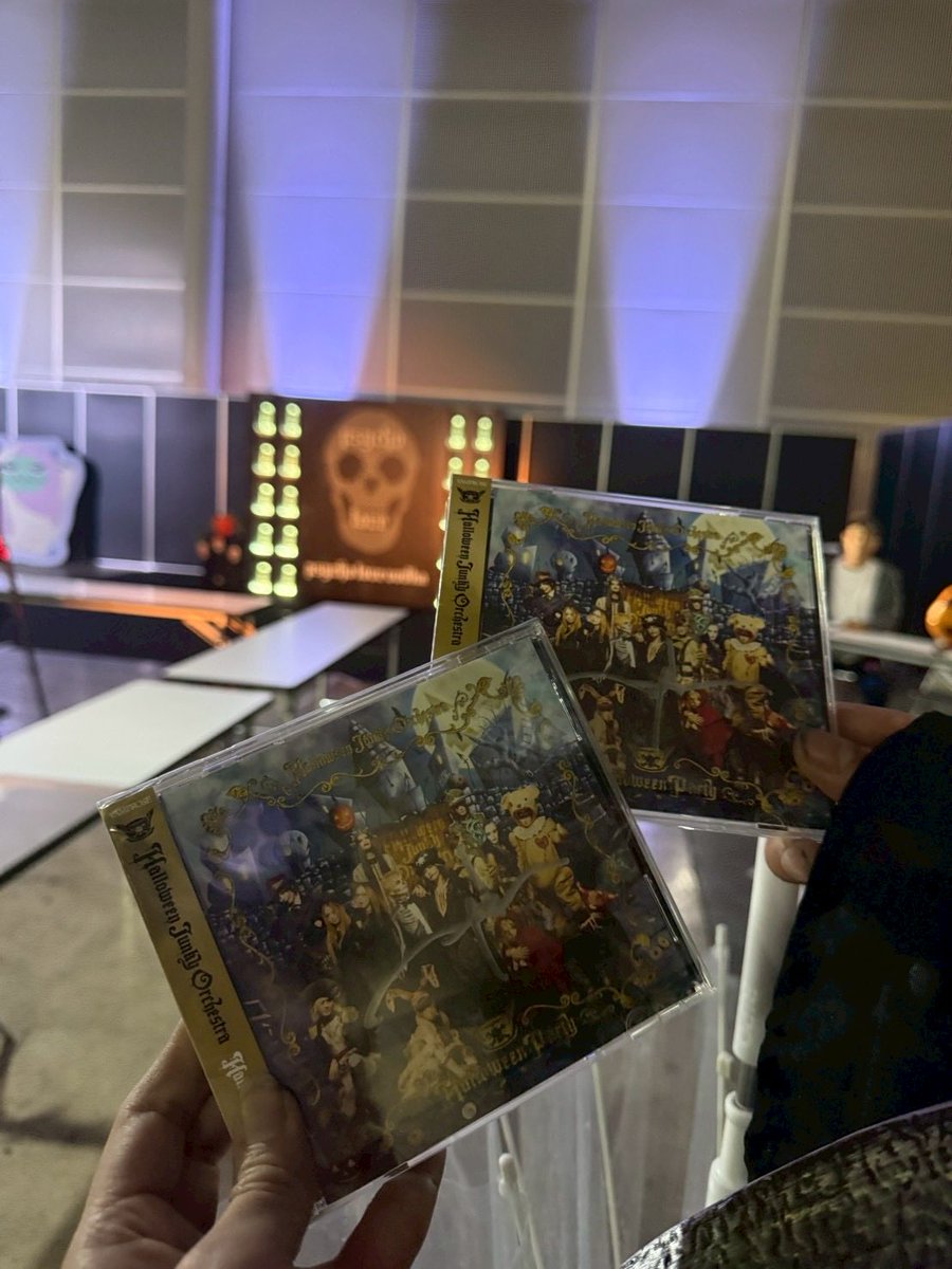 今年は𝗜𝗡𝗦𝗜𝗗𝗘ツアー、万博、そして幕張とHYDEさんに沢山楽しませてもらった😭明日は行けなくて寂しいけど、自分にとっての𝗜𝗡𝗦𝗜𝗗𝗘 Final！最高に楽しめたから悔いは無い😂
今日は嫁と気合い入れてコスプレしたんだけど、、、な、な、な、なんと🎃HALLOWEEN