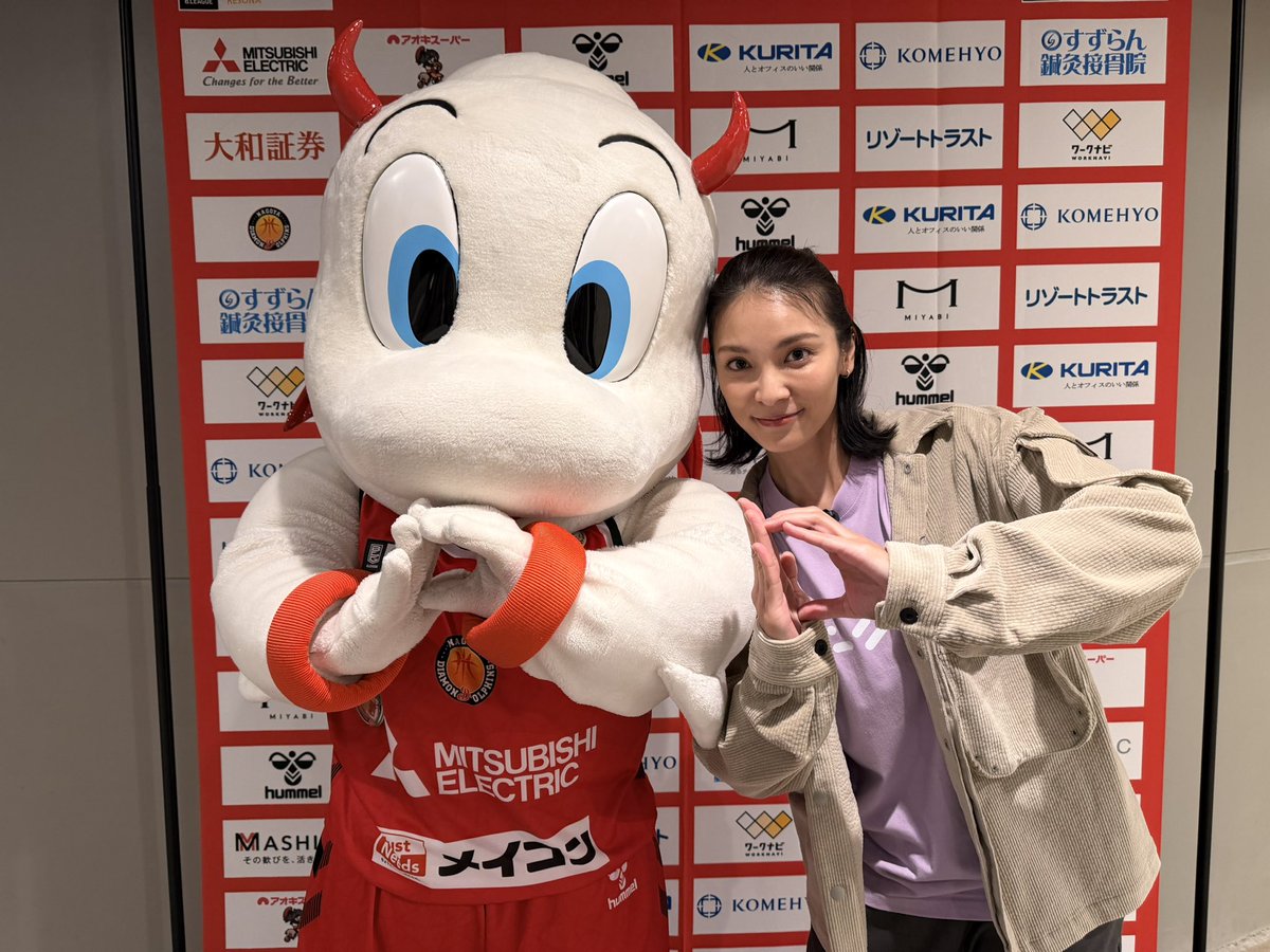 nagoyadolphins's tweet photo. B.LEAGUE 公式YouTubeの撮影で、#秋元才加 さんがIGアリーナに来場❤️

#ディーディー もちょっぴり撮影に参加！
記念に一緒にお写真も撮らせていただきました📸

秋元さん、ありがとうございました！
配信はBリーグ公式からのお知らせをお楽しみに- ̗̀📣

#ディーディーポーズ流行らせ隊🐬 https://t.co/oniJvM6qUY