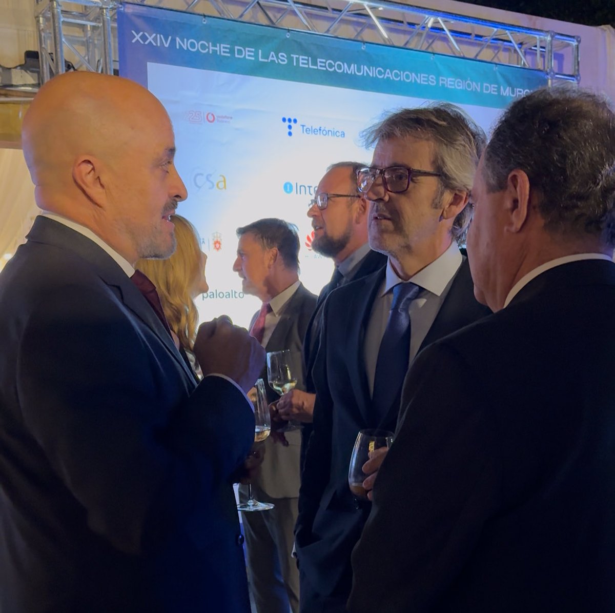 📍 XXIV edición de la Noche de las Telecomunicaciones de la #RegióndeMurcia

<a href="/luismaringonzal/">Luis Marín</a> “el proceso de transformación digital en la Región está diseñado para mejorar la vida de las personas y para que nadie se quede atrás”

Enhorabuena al Teleco del Año, Benito Úbeda, y a