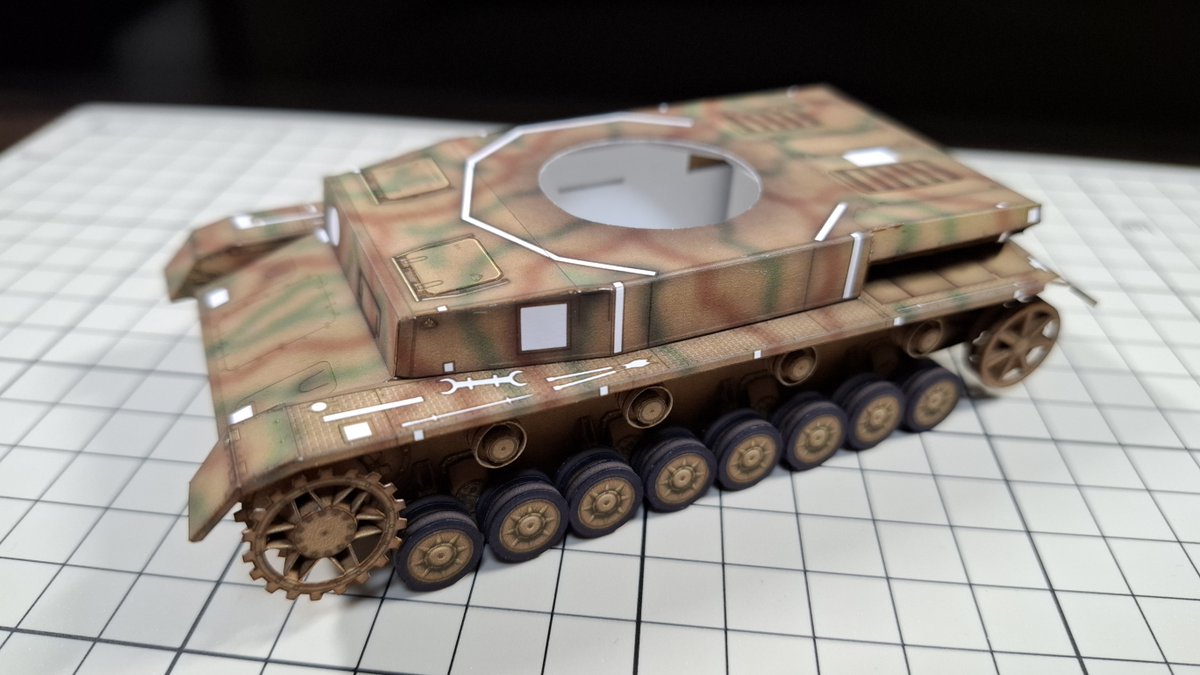 boxStudioPM's tweet photo. Ⅳ号戦車H型 wip#15
一通り車輪の組み立てが完了したので車体に取り付けました。
駆動輪だけは実受部分が非接着なので回ります。というのも履帯の溝とスプロケットを噛み合わせ易くするためです。
履帯はというと切り抜き地獄です😂
#ペーパークラフト #papercraft https://t.co/JkEnKnziJ3