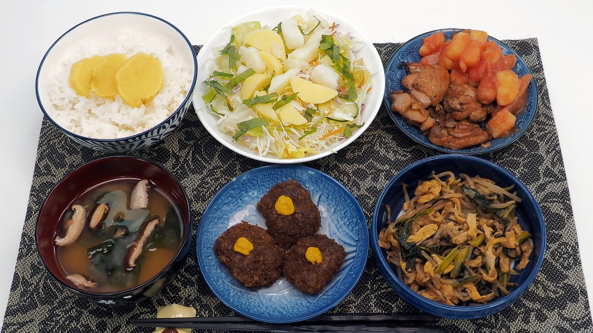 MM_Shokujibu's tweet image. 本日のこどおじ飯🤖#まさおと母の手料理と献立プラスα #おうちごはん #MM食事部

・白米ご飯とたくあん
・鶏肉の醤油タレ焼とウィンナーとじゃが芋と玉葱のケチャップ炒め
・ミニソースメンチカツ
・小松菜ともやしと玉子と椎茸のバター炒め
・じゃが芋と大葉と生野菜のサラダ
・わかめと椎茸の味噌汁