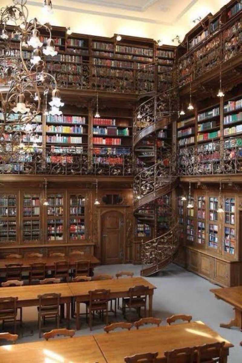 Una biblioteca es un acto de fe. 
Víctor Hugo

Biblioteca de Derecho en Munich.
