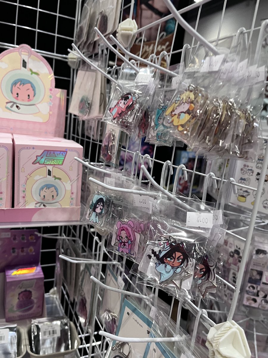 habenarias's tweet image. I see Lubya art with no Lubya or any Lubya credits 
Plus this stall was selling merch for like 10x more than its prices