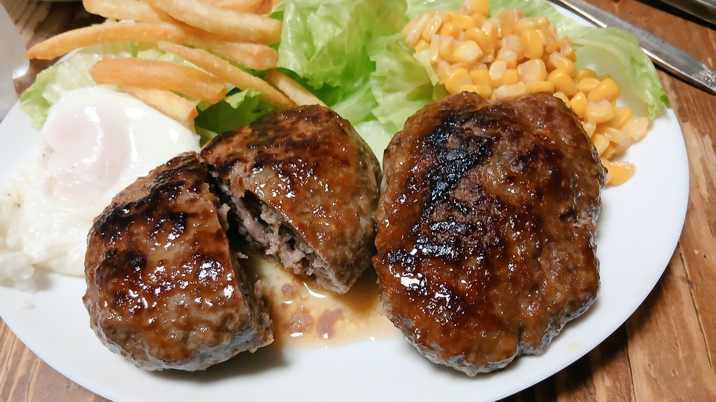 takelalapo's tweet photo. 今晩はハンバーグです🍔😋✌肉汁ジュワーっ、🤤乾杯です🏔️🥤✨

今晩も寒いわ🥶

#今日の晩ごはん
#休肝日
#ワンプレート
#強炭酸水🏔️🚰🥤
#備忘録��️
#日本シリーズ https://t.co/wQnF4LbDfe