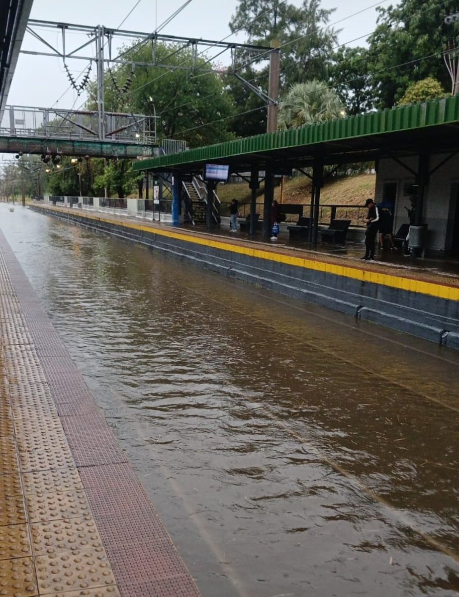 solotransito's tweet image. #TrenRoca ramal Ezeiza se encuentra reducido entre Ezeiza- Llavallol y Temperley- Pza Constitución por anegamiento de vias en Turdera via @AmbaTransporte