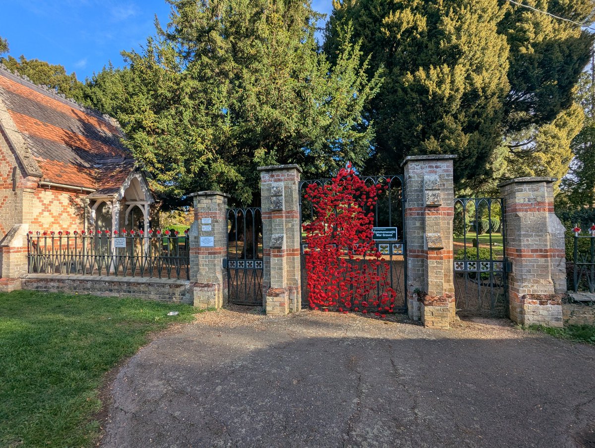 RecyclerBill's tweet photo. Today's #GateOfTheDay
#LestWeForget
#BillsGates
#KimboltonChurch #QuiteInterestingGatesAndLatchesOfTheUK https://t.co/X5W8FdgX5v