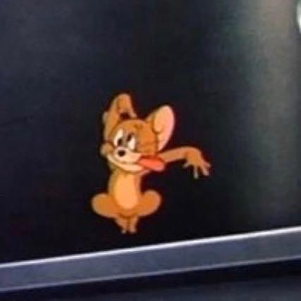 .
.
.
لو شفت بنت تسوق سيارة
ومشغله ماسحات وما في مطر
اعرف ودها تدور 
انتبه بس 😂