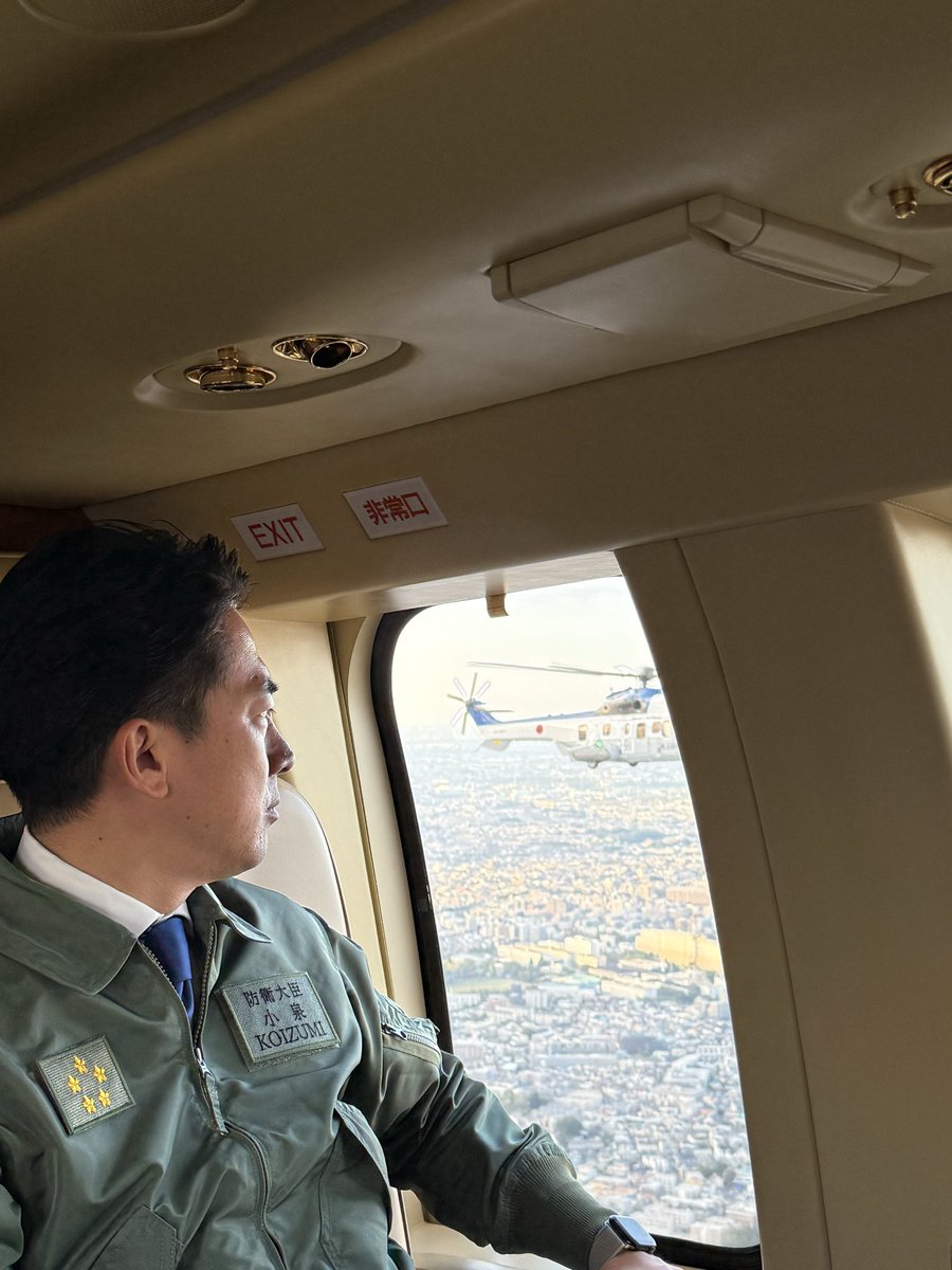 shinjirokoiz's tweet photo. これは一昨日前のこと。市ヶ谷の防衛省から陸上自衛隊朝霞駐屯地までヘリで移動。約15分の飛行時間の途中にも、陸自の十条駐屯地、練馬駐屯地近くを飛行して陸上幕僚長から説明を受けながら朝霞に行きました。万が一に備えて、朝霞着陸の直前までは予備機のヘリが随行してくれました。感謝。 https://t.co/979iaQfJQ6