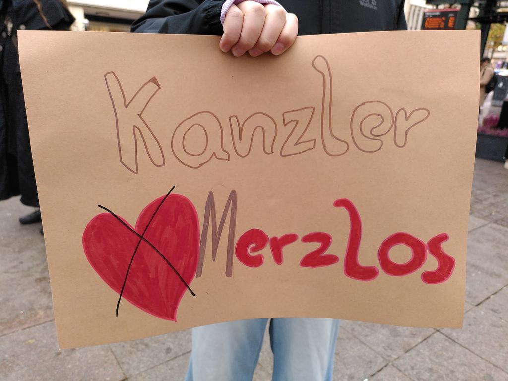 Bei Vergewaltigung in der Ehe haben Merz Frauen nicht interessiert. Aber um seine menschenverachtende und rassistische Aussage zum #Stadtbild zu entschuldigen, sind auch nur Töchter, nicht alle Frauen, auf einmal wichtig. Widerlich!
#MerzKannNichtKanzler
#AfDMitarbeiterdesJahres