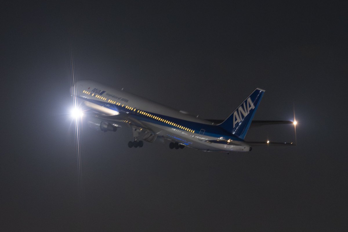 GADGET_SIZE's tweet photo. 元画像の1/6程度にトリミング。流すスピードが合わなくてブレちゃってるけど、合わせられれば物凄くシャープに写る。カメラ側のAF性能が！w

SL3-S＋SIGMA 200mm F2 DG OS | Sports 025
ISO6400 F2 SS1/80  -0.3EV
GSTW403
※Lrで調整済
#SL3S #Leica #C2PA #CAI #コンテンツクレデンシャル #羽田空港 https://t.co/5cdxGBlHNE