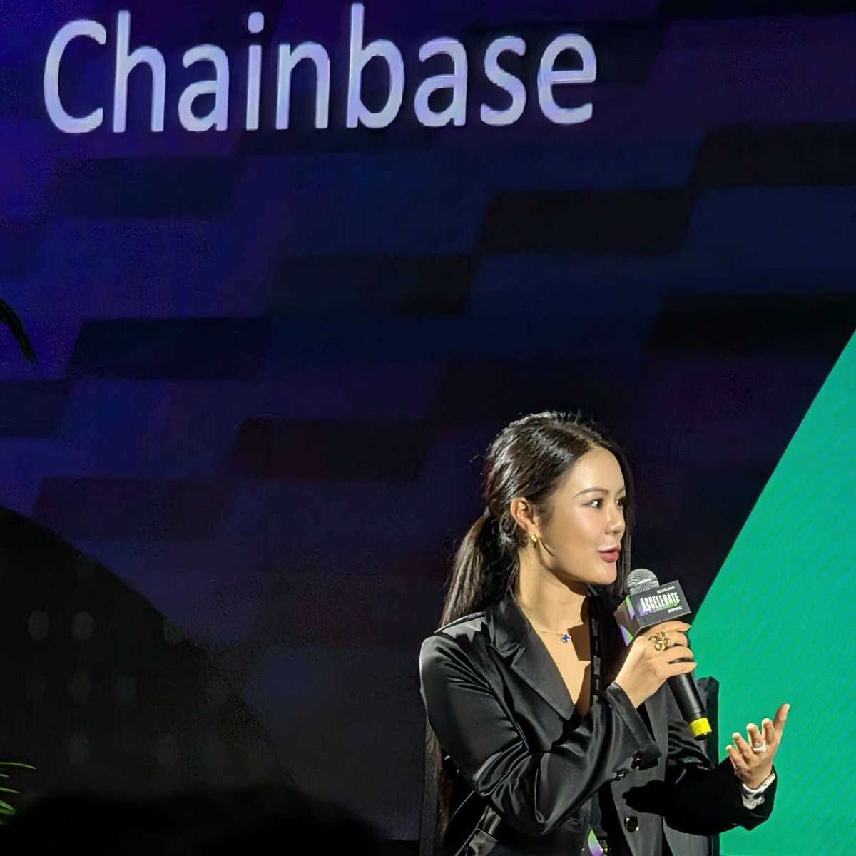 ChainbaseHQ's tweet image. Chainbase checked in at @solana Accelerate APAC 💜💛

Our CBO @Renee7eth joined the panel “AI Blockchain Empowers AI,” sharing how decentrzalized data infrastructure is shaping the next wave of AI innovation.