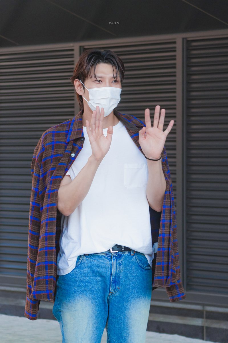 wee_pic_2's tweet photo. 251025 멤피스 세종 퇴근길
#빅스 #레오 #정택운 https://t.co/tYax3qzmO9
