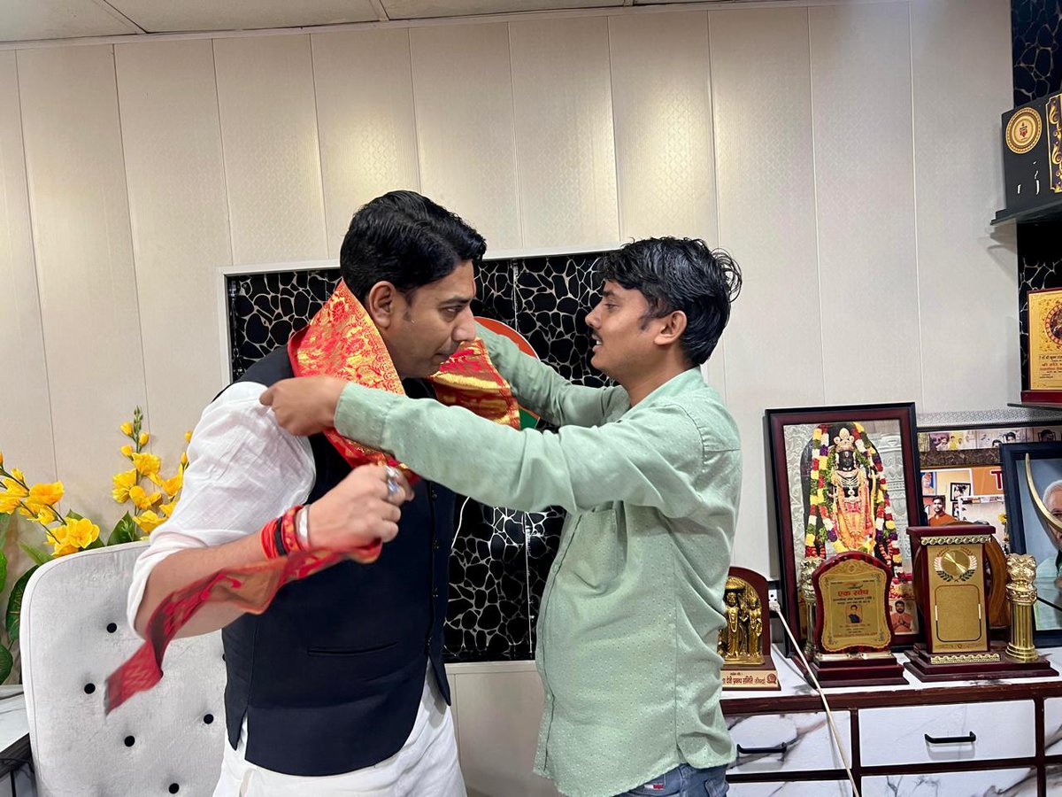 jpsbjp's tweet photo. आज कानपुर कार्यालय स्थित पारिवारिक मित्रों से मुलाक़ात कर कुशलक्षेम जाना।
#TEAMJPS https://t.co/H9Lisudb1O