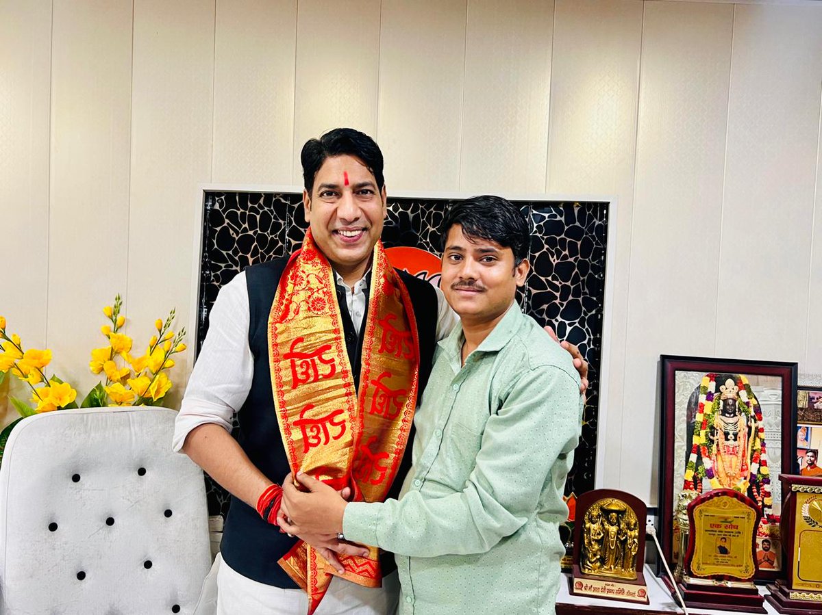 jpsbjp's tweet photo. आज कानपुर कार्यालय स्थित पारिवारिक मित्रों से मुलाक़ात कर कुशलक्षेम जाना।
#TEAMJPS https://t.co/H9Lisudb1O